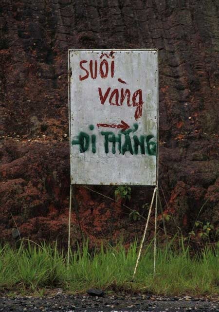 Biển chỉ dẫn tới Suối Vàng.