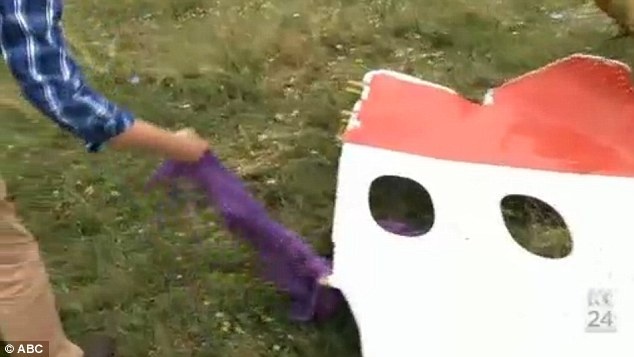 Nha bao Australia xam pham do cua nan nhan MH17 hinh anh