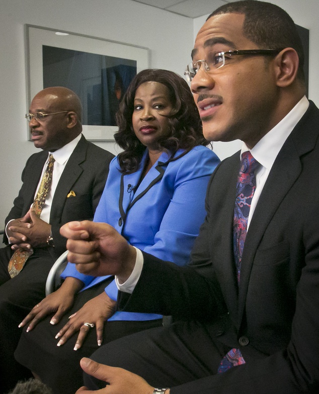 Bà Cynthia Robinson và các luật sư trong một cuộc phỏng vấn. Ảnh: 