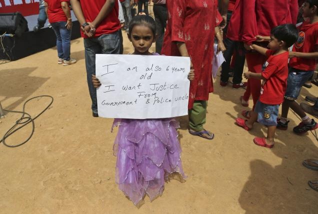 Be gai 6 tuoi bi thay cuong buc ngay trong truong hinh anh