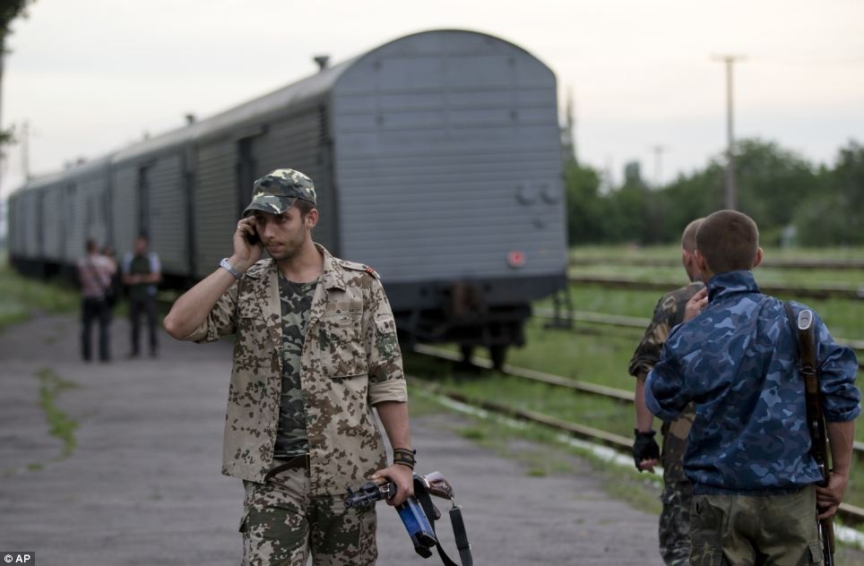 Phien quan ban giao thi the nan nhan vu MH17 hinh anh