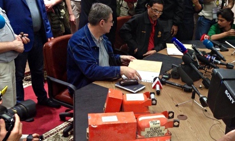 Phe ly khai Ukraina trao hop den MH17 cho Malaysia hinh anh