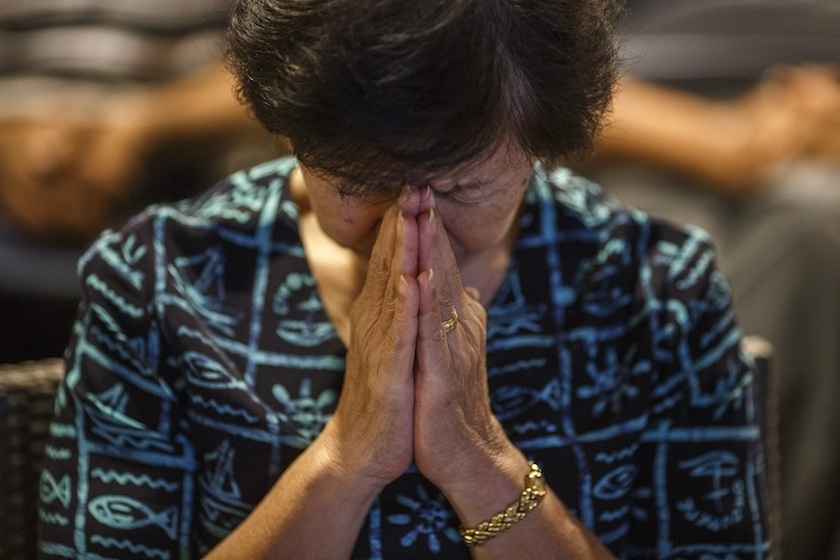 Be hai tuoi keu ‘bo’ khi tivi phat hinh nan nhan MH17 hinh anh