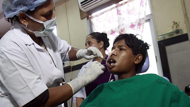 Nho 232 chiec rang ra khoi mieng chang trai hinh anh