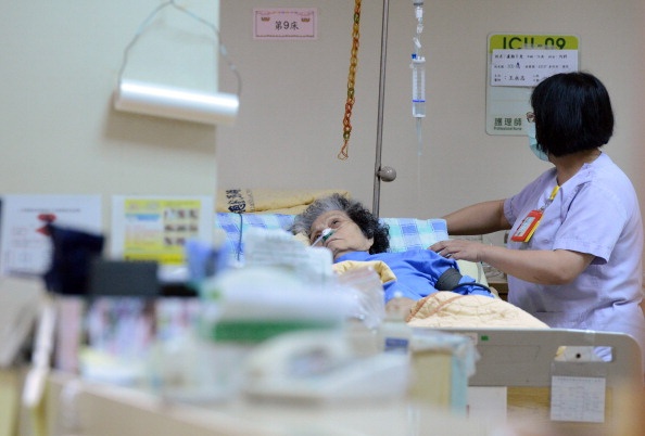 Các bác sĩ và y tá đang điều trị cho những hành khách may mắn sống sót sau vụ tai nạn của máy bay ATR 72. Ảnh: AFP