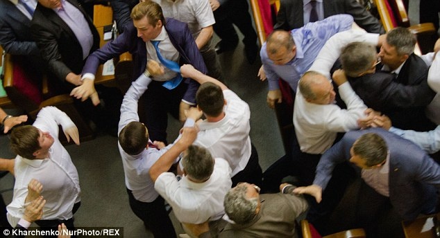 Nghi si Ukraina danh nhau ngay giua quoc hoi hinh anh