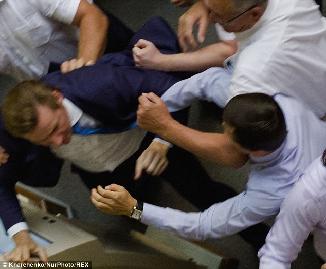 Nghi si Ukraina choang nhau ngay tai quoc hoi hinh anh