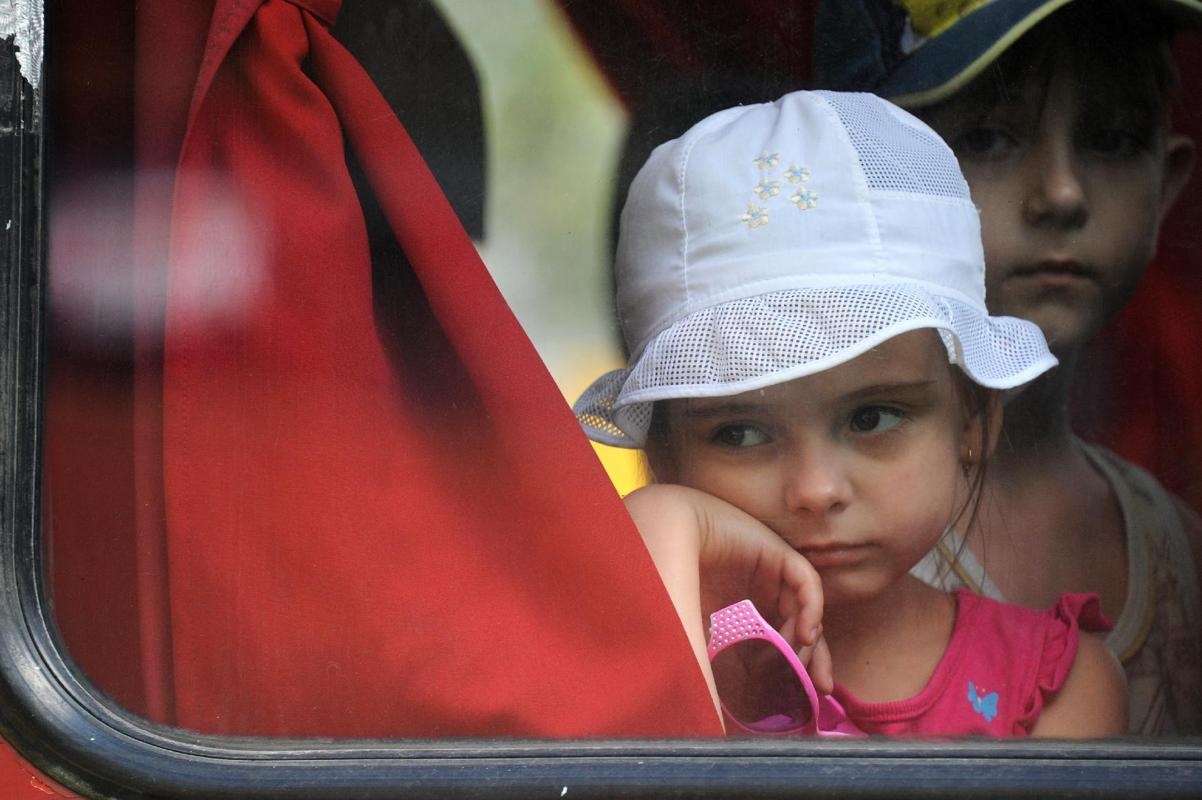 Dan ti nan Ukraina tran qua bien gioi voi Nga hinh anh