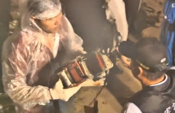 Tim thay mot hop den cua may bay Dai Loan hinh anh