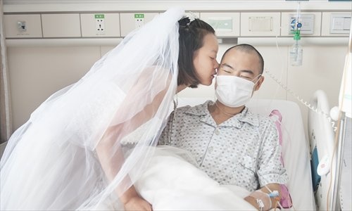 Thieu nu cau hon ban trai tren giuong benh hinh anh