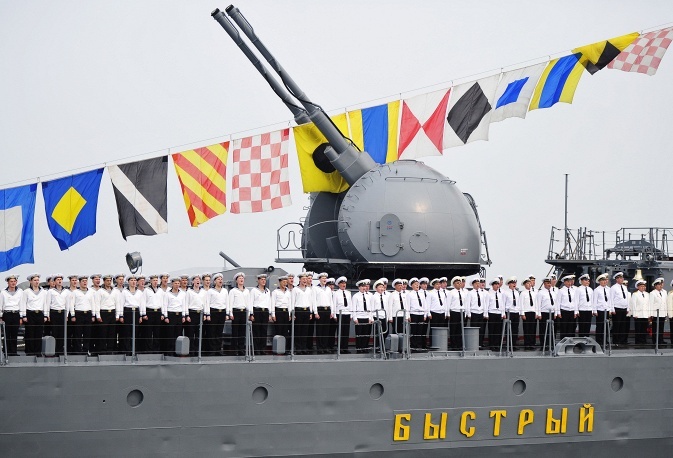 Các thành viên của lực lượng Hải quân Nga hát quốc ca trên tàu khu trục Bystry lớp Sovremenny.