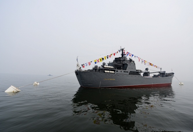 Tàu đổ bộ cỡ lớn Nikolai Vilkov trong buổi diễn tập. Theo thông lệ, hằng năm, ngày Chủ nhật cuối cùng của tháng 7 sẽ là Ngày Hải quân Nga. 