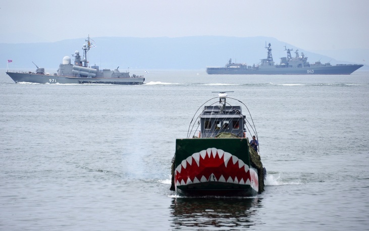 Tàu hộ tống Corvette lớp Tarantul (trái) và tàu khu trục chống ngầm Marshal Shaposhnikov (phải) trong buổi diễn tập. 