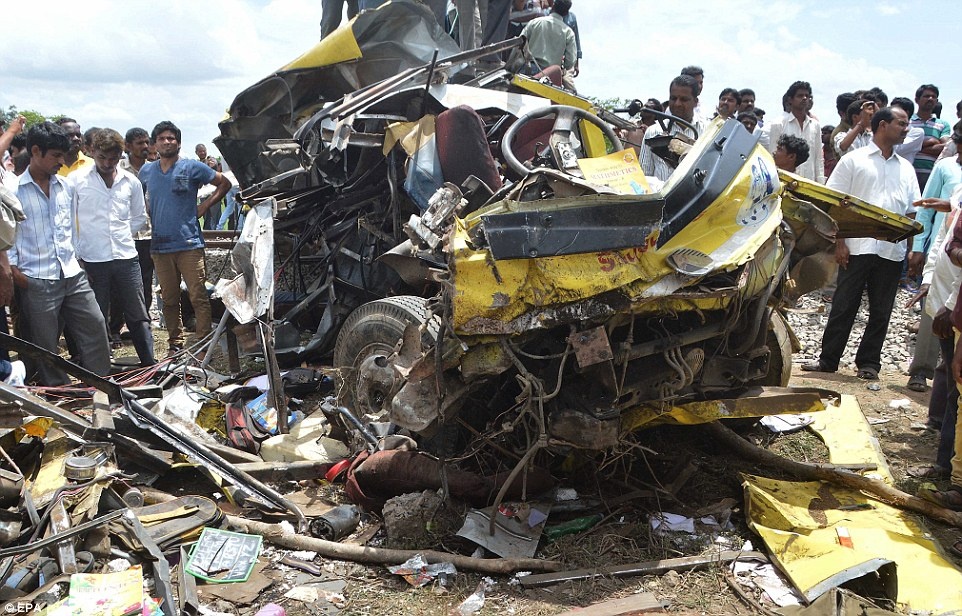 Tau hoa dam xe buyt o An Do, it nhat 18 hoc sinh thiet mang hinh anh