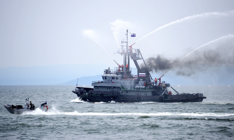 Các nhân viên cứu hỏa diễn tập cứu nạn trước tình huống một đám cháy giả định. 