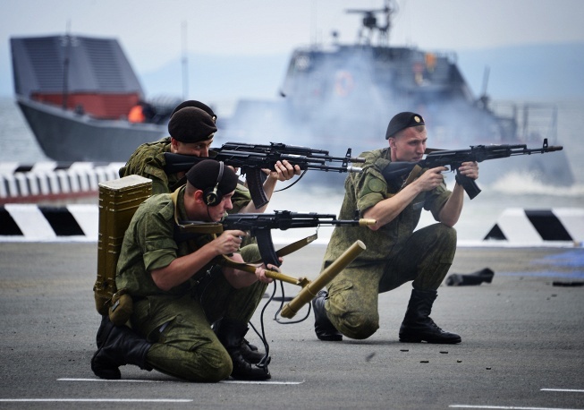 Nga pho dien vu khi 'khung' don Ngay Hai quan hinh anh