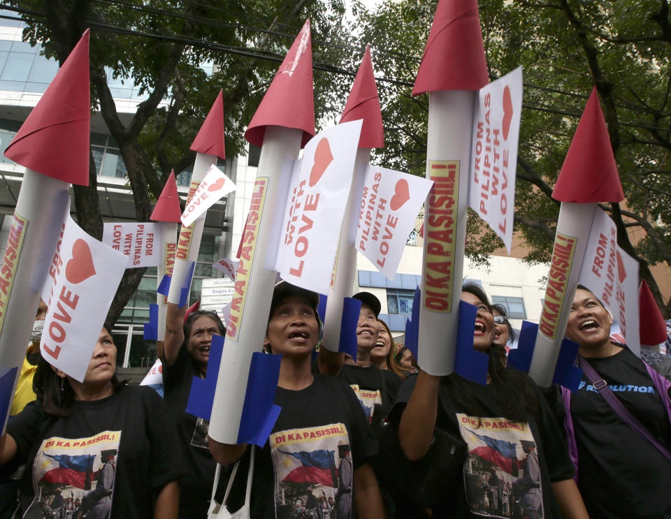 Cuộc biểu tình diễn ra ngày 24/7 tại lãnh sự Trung Quốc ở thủ đô Manila và trước các cơ quan ngoại giao Trung Quốc ở một số nước trên thế giới. Người biểu tình gọi đây là 