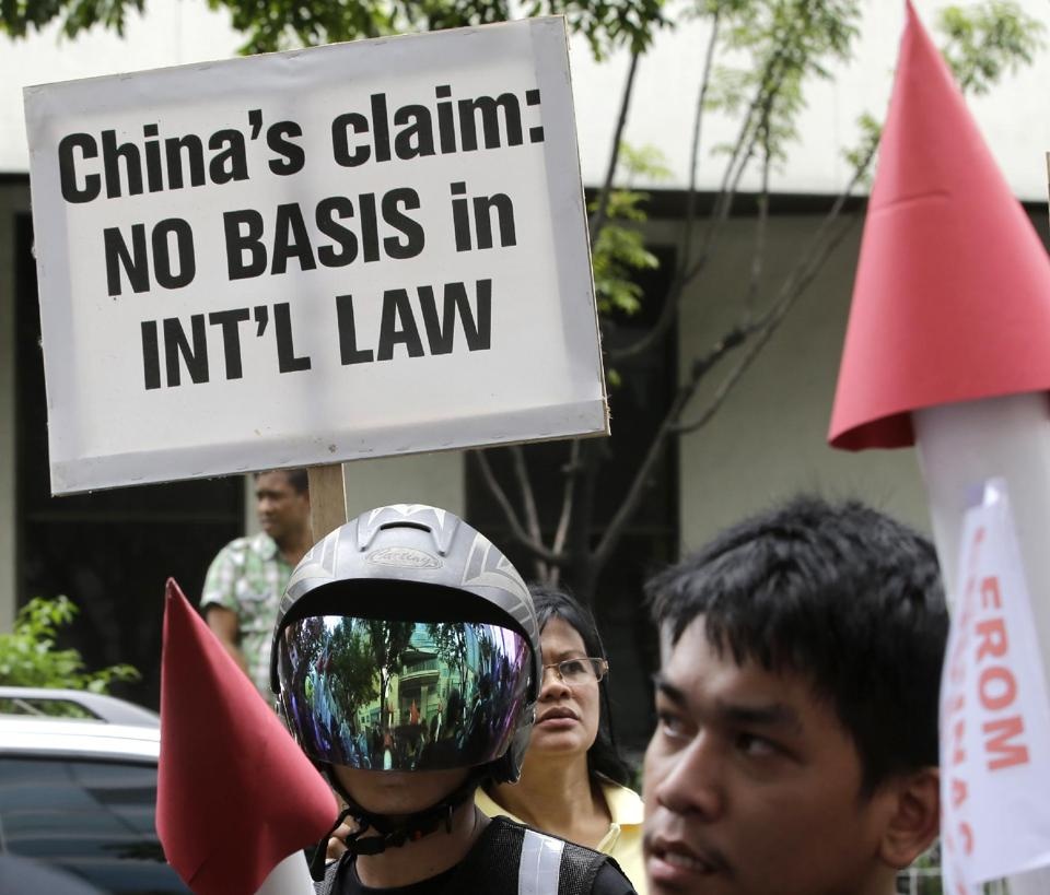 Người biểu tình Philippines mang theo tấm biển với nội dung 