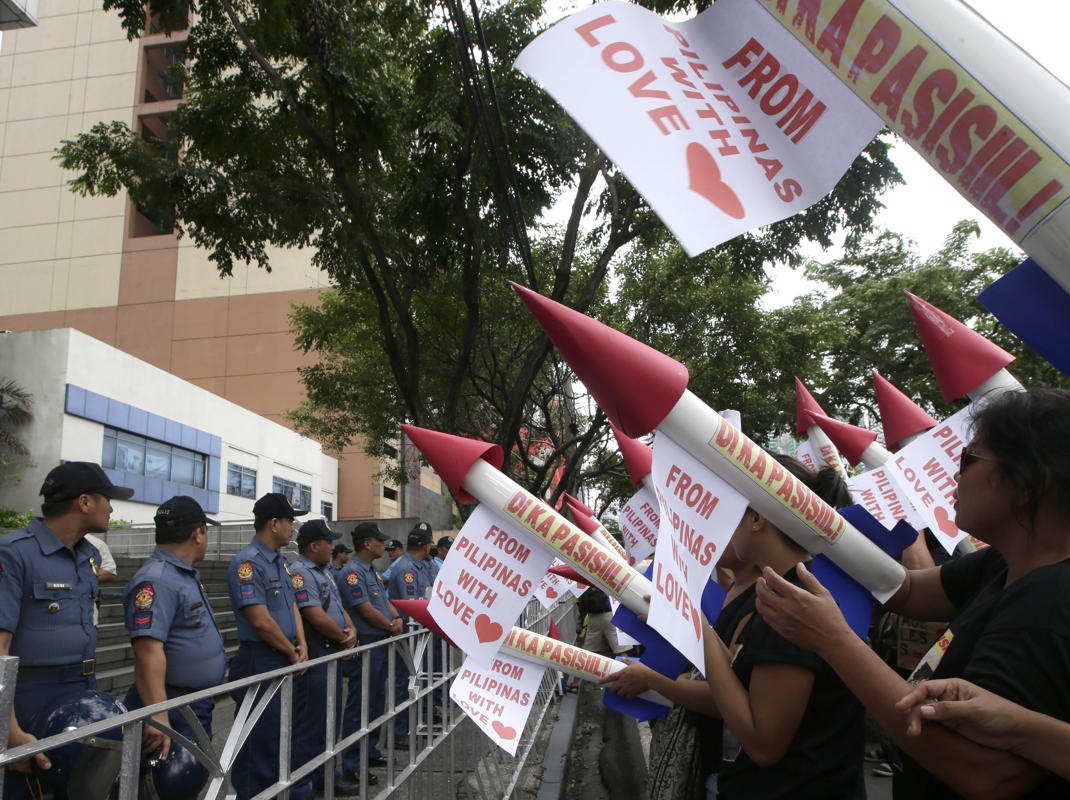 Dan Philippines mang ‘ten lua’ phan doi Trung Quoc hinh anh