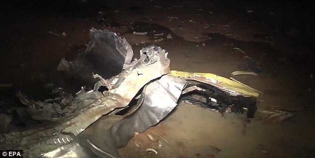 Các bộ phận của máy bay rơi xung quanh khu vực tai nạn. Sau khi hai máy bay chiến đấu Mirage 2000 của Pháp phát hiện mảnh vỡ của phi cơ, máy bay chiến đấu của Pháp, lực lượng gìn giữ hòa bình của Liên Hợp Quốc và nhiều tổ chức khác đã bắt đầu cuộc tìm kiếm.  Tướng Gilbert Diendere, thuộc quân đội Burkina Faso nói với AP rằng: “Đội cứu hộ đã tìm thấy thi thể của các nạn nhân và mảnh vỡ của máy bay. Nó đã bốc cháy và vỡ vụn