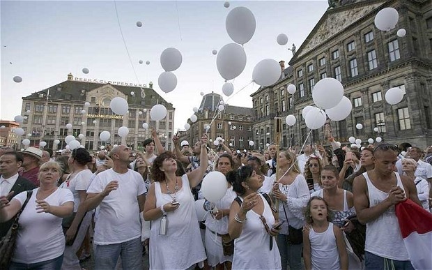 Người dân Hà Lan thả những quả bóng bay màu trắng lên trời để tưởng nhớ những nạn nhân thiệt mạng sau thảm họa MH17. Ảnh: AP
