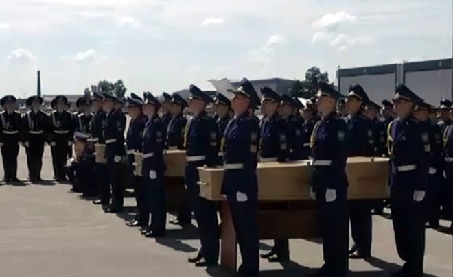  23/7, hai máy bay chở thi thể nạn nhân trong thảm họa MH17 bị bắn rơi ở miền đông Ukraina đã hạ cánh xuống Eindhoven, Hà Lan. Sau khi nhận dạng, 194 hành khách Hà Lan sẽ an nghỉ tại quê hương còn nạn nhân khác sẽ tiếp tục hành trình về đất mẹ. Vụ việc của MH17 đã khiến cả thế giới bàng hoàng và gợi nhớ những đau thương sau sự mất tích bí ẩn của chuyến bay MH370 hồi tháng 3.