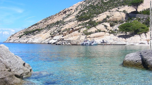 Như một núi đá hoa cương trắng đang tan chảy xuống biển - viên ngọc của quần đảo Tuscan từng là một trại giam trong thế kỷ 19. Sau đó, nơi đây trở thành điểm tập bắn cho các thành viên hoàng gia Italy. Mang dáng vẻ nguyên sơ, Montecristo là “nhà” của người gác đảo, một vài con dê và hải cẩu. Vẻ đẹp của hòn đảo là nguồn cảm hứng mãnh liệt để nhà văn Alexander Dumas viết nên cuốn tiểu thuyết phiêu lưu nổi tiếng “Bá tước Monte Cristo”. Mỗi năm chỉ khoảng 1.000 người thăm đảo và họ thường chịu sự kiểm soát rất chặt chẽ.