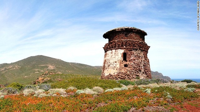 Theo tiếng Italy, Capraia có nghĩa là con dê. Người ta đặt tên hòn đảo là Capraia vì đây là nơi sinh sống của nhiều loài dê. Từ khi người ta đóng cửa nhà tù trên đảo vào năm 1986, Capraia  trở thành một “bộ sưu tập” các hang động ma quái. Hòn đảo có một con đường duy nhất hướng ra biển, kết nối tới cổng ngôi làng thời trung cổ. Hòn đảo còn là nơi neo đậu lý thú của các thuyền du lịch và điểm lý tưởng cho những người ưa thích môn lặn.
