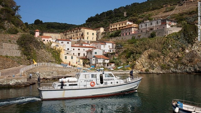 Đây là hòn đảo duy nhất tại Italy vẫn duy trì hoạt động giam giữ tù nhân. Gorgona được bao phủ xung quanh bởi thảm thực vật đặc trưng tại vùng Địa Trung Hải. Các tù nhân làm việc trong vườn nho và các trang trại. Họ đều tự tay “sản xuất” các chai rượu vang, pho mát, bánh quy và mì ống. Đảo Gorgona gồm một ngôi làng đánh cá với khoảng 20 ngư dân, một nhà thờ và ngọn hải đăng. Bên cạnh đó, những tòa tháp cổ và một pháo đài là cảnh quan hấp dẫn đối với các du khách phương xa. Tuy nhiên, giới chức địa phương chỉ cho phép khoảng 75 khách tham quan tới đây mỗi ngày. 