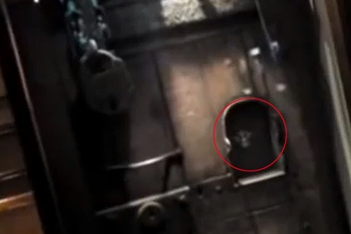 Hop so cua mot vi thanh lo lung giua khong trung hinh anh