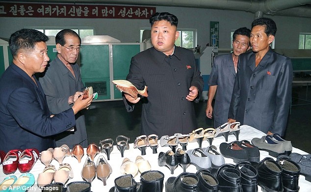 Hãng thông tấn Triều Tiên KCNA phát hình ảnh lãnh đạo Kim Jong Un tới thăm một nhà máy sản xuất giầy dép tại thành phố Wonsan trên bờ biển phía đông, cách thủ đô Bình Nhưỡng 193 km.