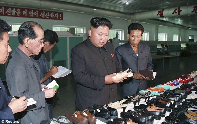 Nhà lãnh đạo 31 tuổi cùng các cộng sự đang bàn về một chủ đề mà nội dung của nó không được tiết lộ.