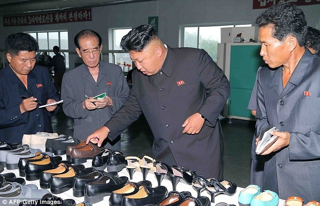 Kim Jong Un ngam ky tung doi giay khi di thi sat hinh anh