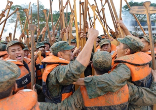 hàng năm NDU thường xuyên phối hợp đào tạo với các lực lượng chiến đấu đặc biệt tinh nhuệ của thế giới như: Lực lượng chiến đấu đặc biệt Green Berets (Mũ nồi xanh) của quân đội Mỹ, Navy SEALs của Hải quân Mỹ, SAS của quân đội Hoàng gia Anh.