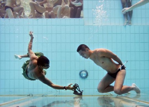 Video: Qua trinh dao tao ngat ngheo cua 'doi nguoi nhai' Singapore hinh anh