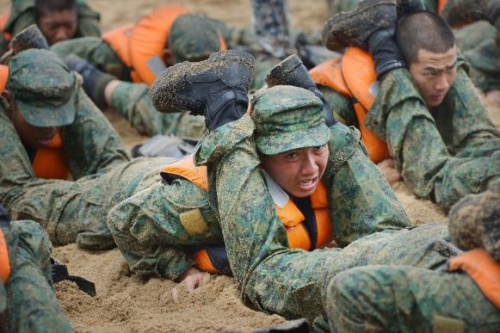 Kevin Liew, 21, dùng hết sức để nâng hai chân của học viên phía trước, đồng thời phải di chuyển về phía trước. Không phải mọi học viên đều “sống sót” sau quá trình đào tạo nghiêm ngặt chạm mức giới hạn của sự chịu đựng về thể chất và tinh thần.