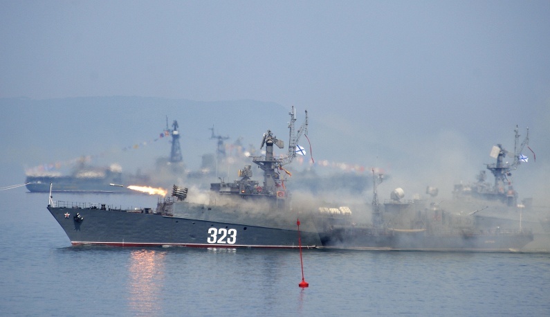 Tàu MPK-64 Metel chống tàu ngầm thuộc Hạm đội Thái Bình Dương của Nga bắn tên lửa trong Ngày Hải quân tại Vladivostok. Quân đội Nga tổ chức Ngày Hải quân vào Chủ nhật cuối cùng của tháng 7 hàng năm. Ảnh: Itar-Tass