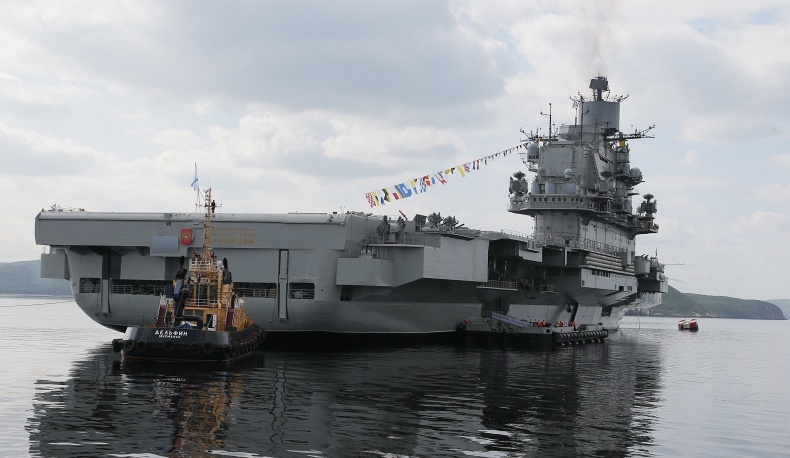 Tàu sân bay Đô đốc Kuznetsov trong sự kiện Ngày Hải quân tại Severomorsk. Ảnh: Itar-Tass