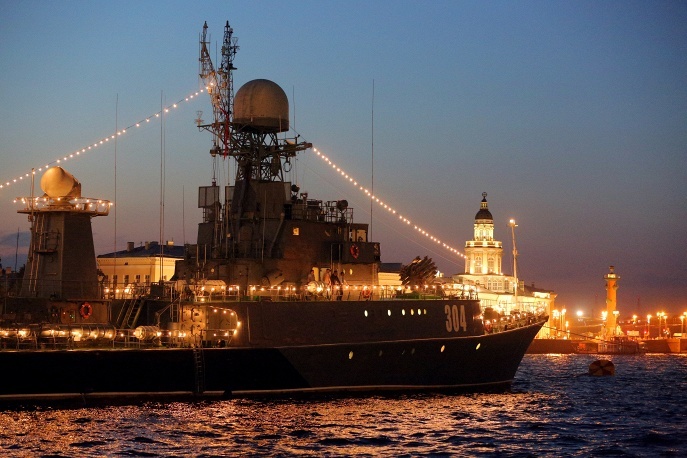 Các tàu chiến Nga trong sự kiện Ngày Hải quân ở St.Petersburg. Ảnh: Itar-Tass