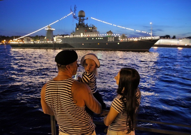Một gia đình trong trang phục thủy thủ theo dõi cuộc diễu hành Ngày Hải quân tại St.Petersburg. Ảnh: Itar-Tass