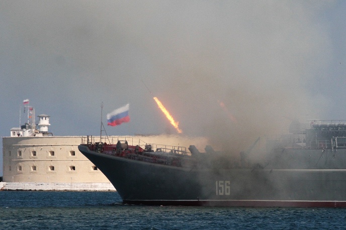 Các tàu thuộc Hạm đội Thái Bình Dương của Nga tham gia diễu hành tại thành phố Sevastopol tại Cộng hòa Crimea thuộc Nga. Đây là lần đầu tiên thành phố này tổ chức Ngày Hải quân với tư cách một vùng lãnh thổ tự trị của Nga. Ảnh: Itar-Tass