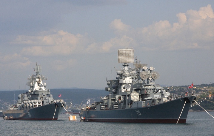 Các tàu thuộc Hạm đội Thái Bình Dương của Nga tham gia diễu hành tại thành phố Sevastopol. Ảnh: Itar-Tass