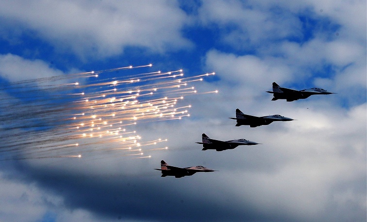 Phi đội bay nhào lộn Strizhi trong sự kiện Ngày Hải quân tại Severomorsk. Ảnh: Itar-Tass