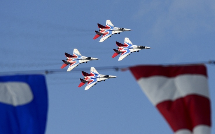 Phi đội bay nhào lộn Strizhi trong sự kiện Ngày Hải quân tại Severomorsk. Ảnh: Itar-Tass