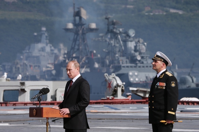Tổng thống Nga Vladimir Putin phát biểu tại Ngày Hải quân ở Severomorsk. Ảnh: Itar-Tass