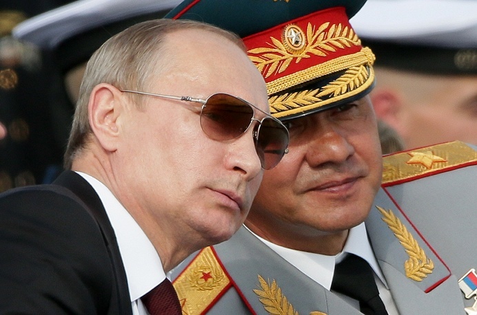 Tổng thống Nga Vladimir Putin và Bộ trưởng Quốc phòng Sergei Shoigu tại Ngày Hải quân ở Severomorsk. Ảnh: Itar-Tass
