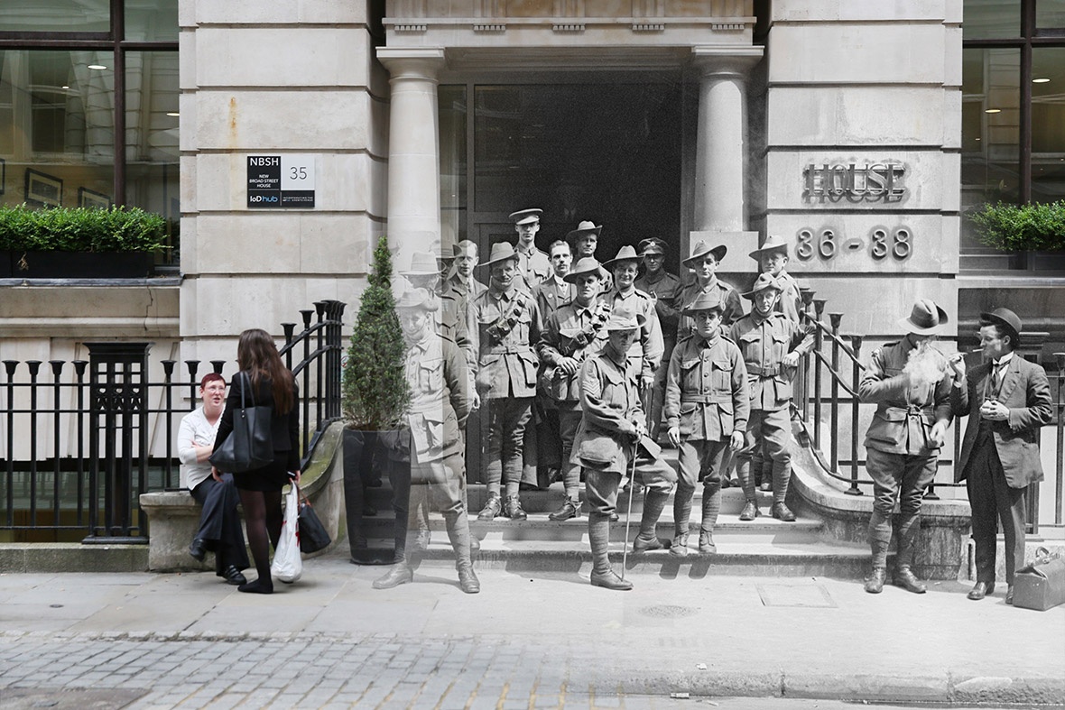 Ngày 23/6/1917: Những binh sĩ Australia đứng bên ngoài tòa nhà Egypt House, đường New Broad, London. Đây cũng là nơi ngân hàng Australia tọa lạc. Ngày 11/7/2014: Nhân viên văn phòng chuyện trò bên ngoài tòa nhà New Broad Street House, vốn là Egypt House xưa kia. 