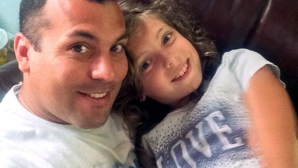 Be gai qua doi vi bi may bay dam trung hinh anh