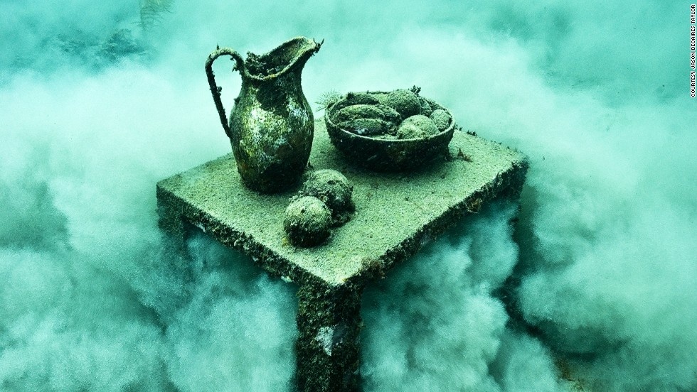 Các tác phẩm điêu khắc là sáng tạo nghệ thuật độc đáo dưới nước. Tất cả chúng được làm từ một loại xi măng đặc biệt có độ PH trung tính. Đặc biệt, chúng thường có khối lượng khá nặng để 