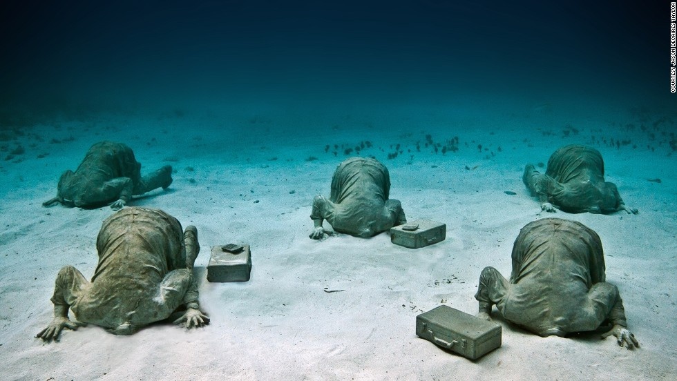 Những bức tượng “vùi đầu trong cát” là tác phẩm điêu khắc mang đậm tính biểu tượng. “Chúng ám chỉ sự biến đổi khí hậu và tình trạng nóng dần lên của trái đất. Con người có xu hướng né tránh thực tế, không quan tâm tới tương lai vì những lợi ích trước mắt”, nhà điêu khắc chia sẻ. 